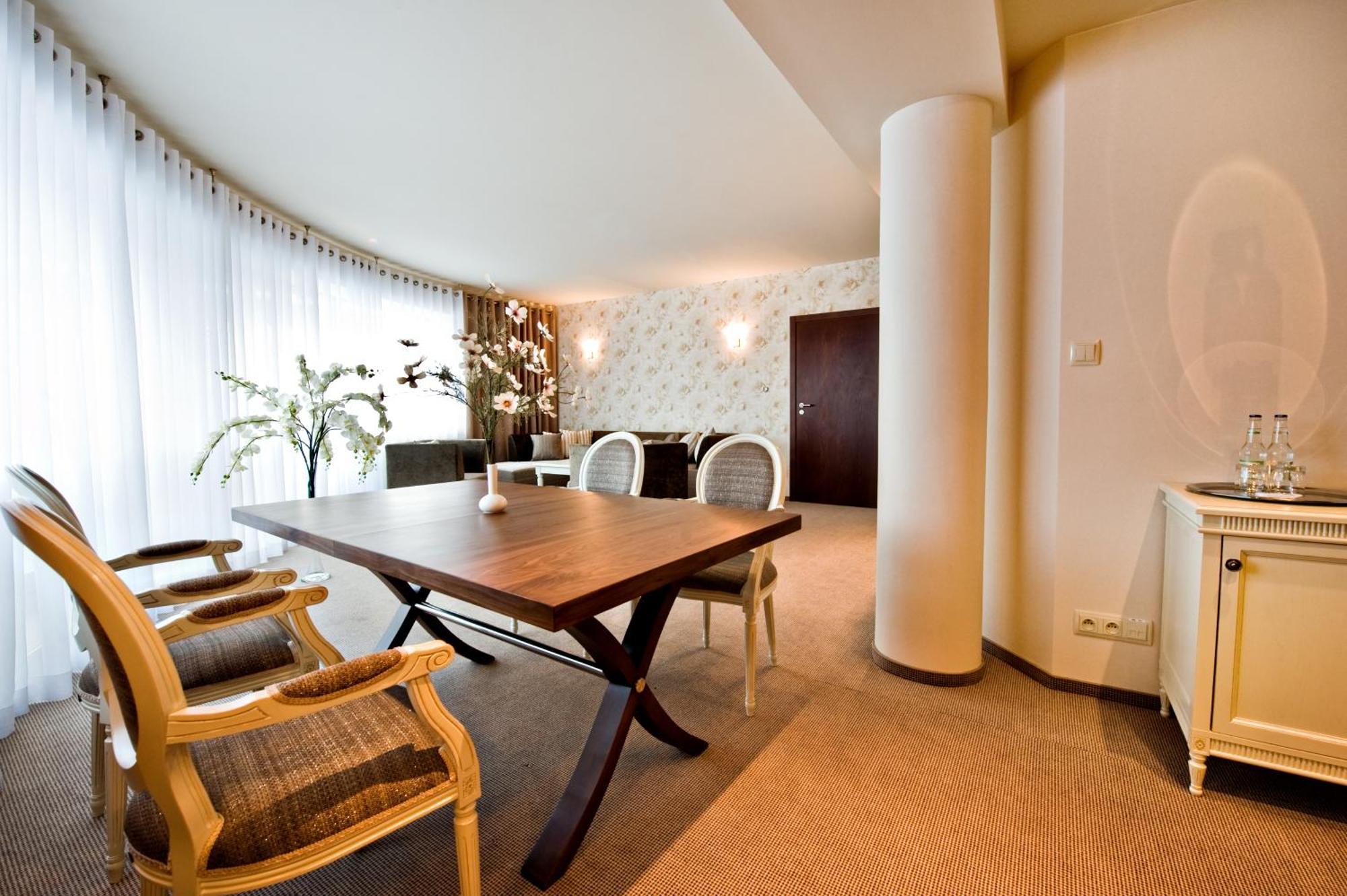 Hotel Prezydencki 4-Star Rzeszow Ngoại thất bức ảnh